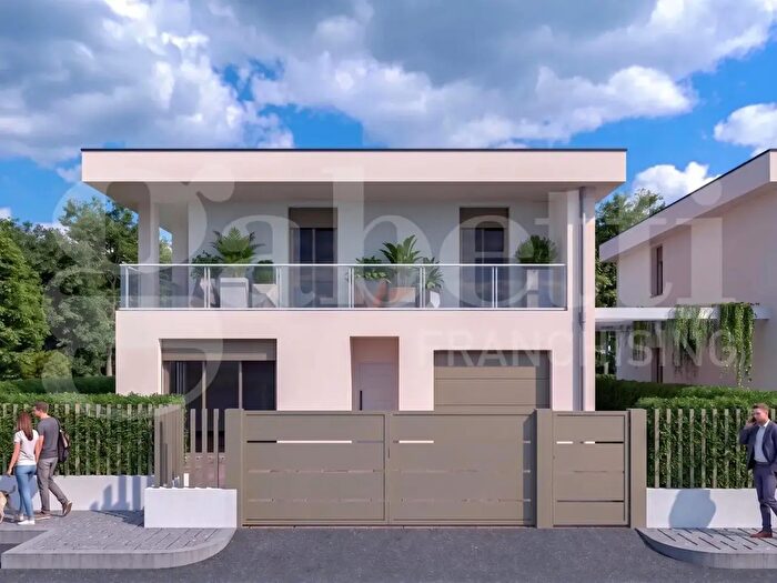 Casa quadrilocale in vendita in Via Cav Dino Bovina, Terre del Reno