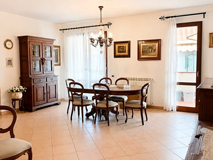 Appartamento con 7 locali in vendita in Carrara