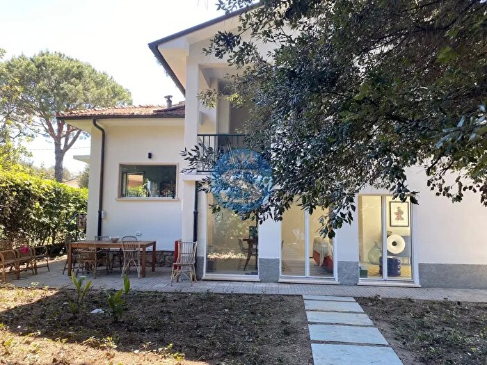 Casa con 10 locali in affitto in Pietrasanta
