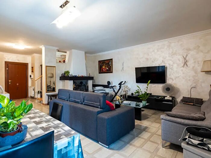 Appartamento trilocale in vendita in Via di Trigoria, Roma
