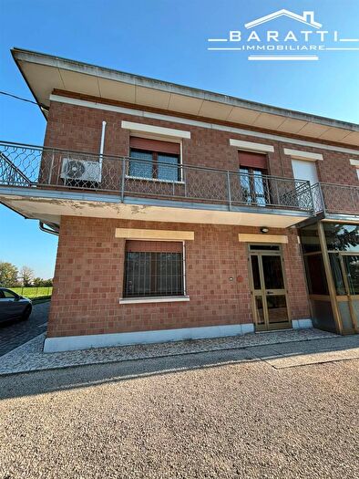 Casa con 8 locali in vendita in Luzzara