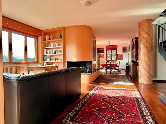 Appartamento quadrilocale in vendita in Strada FarneseVigheffio, Parma