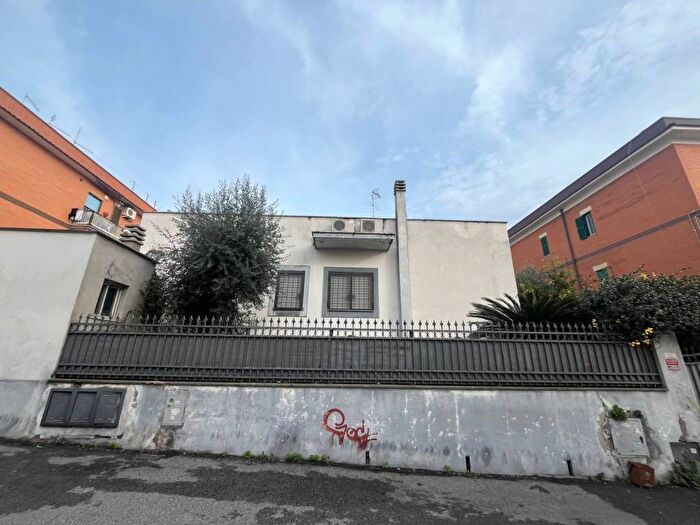 Appartamento trilocale in affitto in Via Arona, Casalotti, Roma