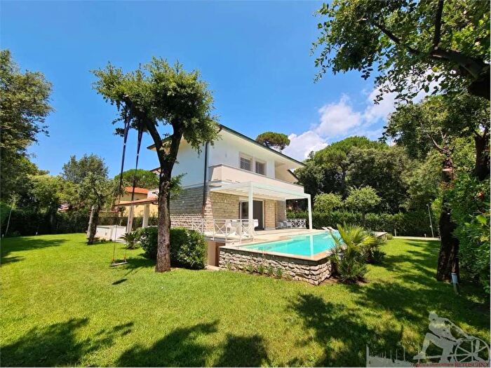 Casa con 6 locali in affitto in Vittoria Apuana, Forte dei Marmi