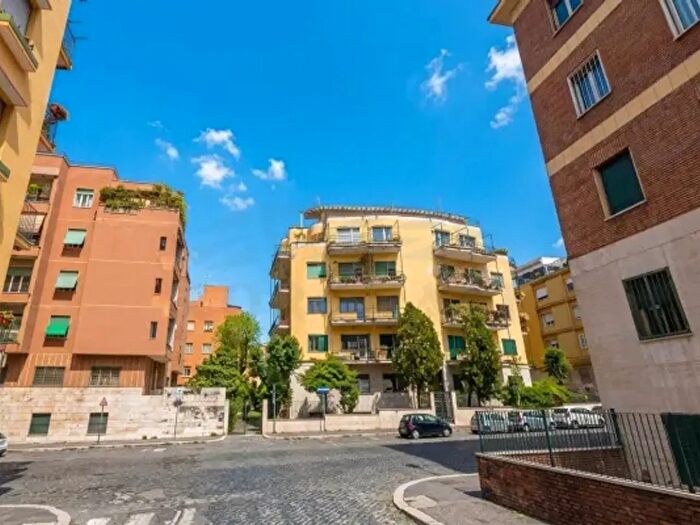 Appartamento trilocale in affitto in Via Oreste Tommasini, Roma