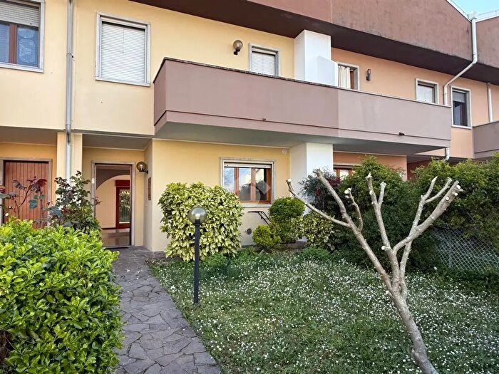 Casa quadrilocale in vendita in Via VMonti, Pasian Di Prato