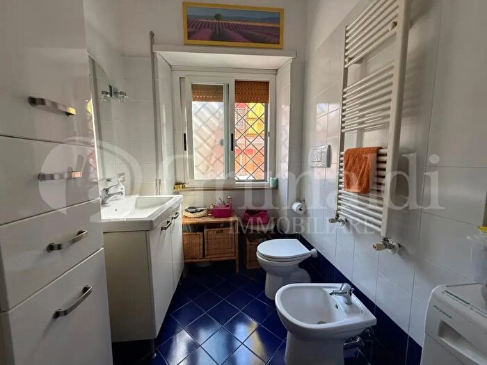 Appartamento trilocale in vendita in Via di Valtellina, Roma