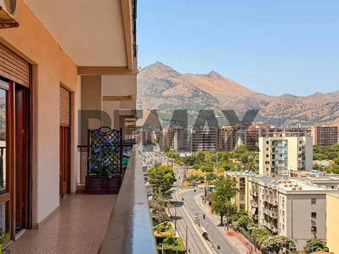 Appartamento con 7 locali in vendita in Via Leonardo da Vinci, Palermo