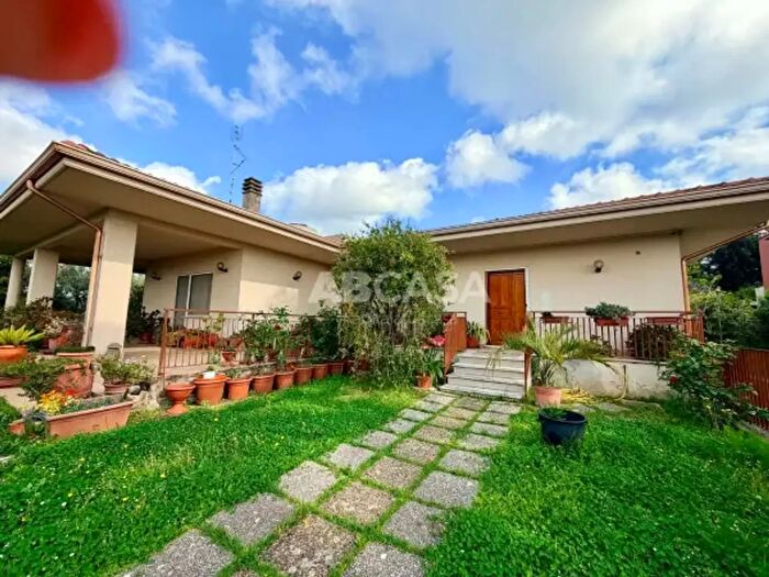 Casa con 6 locali in vendita in Viale Salvo dAcquisto, Velletri