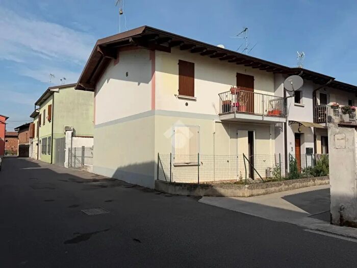 Appartamento trilocale in vendita in Via Indipendenza, Leno