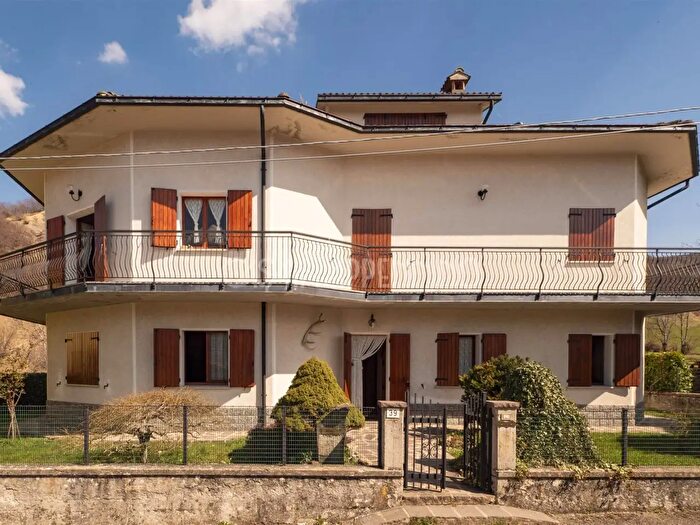 Casa con 13 locali in vendita in Frassinoro