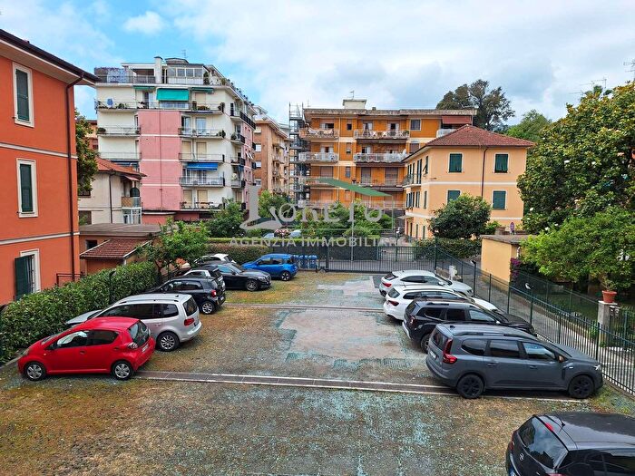 Appartamento trilocale in vendita in Via Ghizolfo, Rapallo