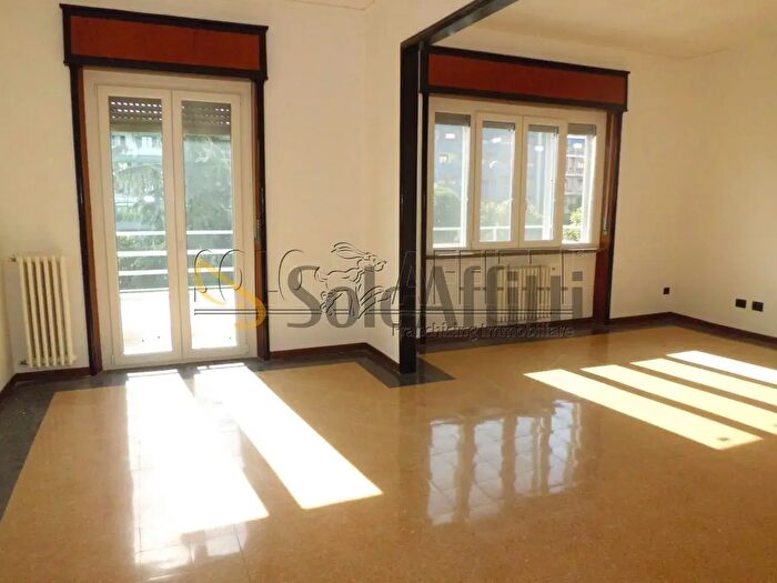 Appartamento quadrilocale in affitto in Viale Libertà, Pavia