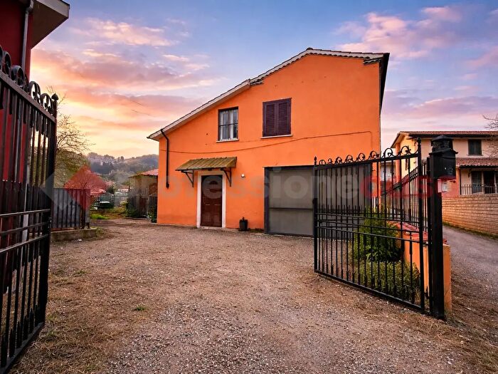 Casa con 5 locali in vendita in Via La Fiura, Alatri