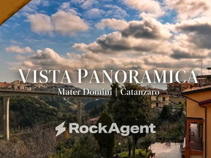 Appartamento con 6 locali in vendita in Via Gianvincenzo Gravina, Catanzaro