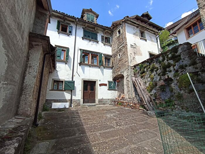 Casa con 6 locali in vendita in Ovaro