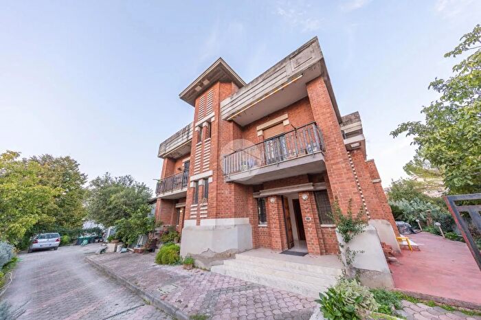 Appartamento con 6 locali in vendita in Via Val dAosta, Tivoli