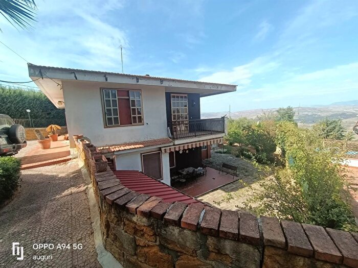 Casa con 8 locali in vendita in Via Giuseppe Mule, Caltanissetta