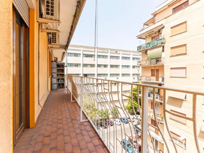 Appartamento trilocale in vendita in Via Cairano, Roma