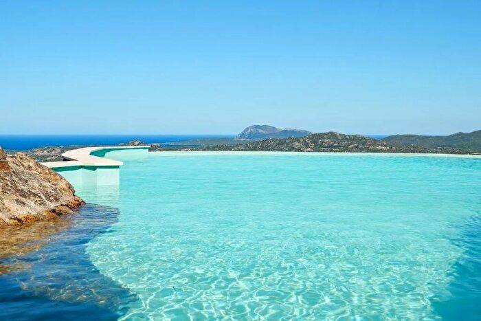 Casa con 11 locali in vendita in Via Cugnana, Olbia