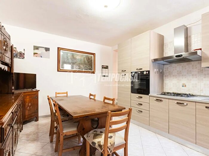 Appartamento trilocale in vendita in Via Giulini, Bosisio Parini