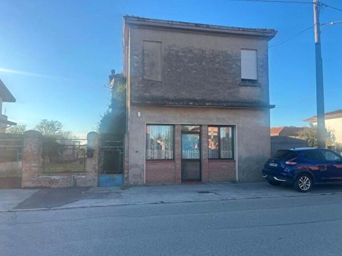 Casa con 6 locali in vendita in Via Novembre, Porto Viro