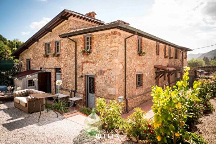 Casa con 6 locali in vendita in Camaiore