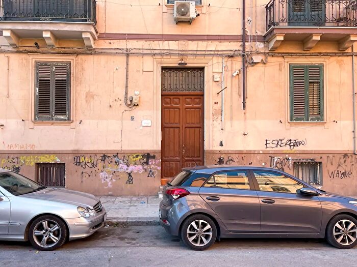 Appartamento con 7 locali in vendita in Via Paolo Emiliani Giudici, Palermo