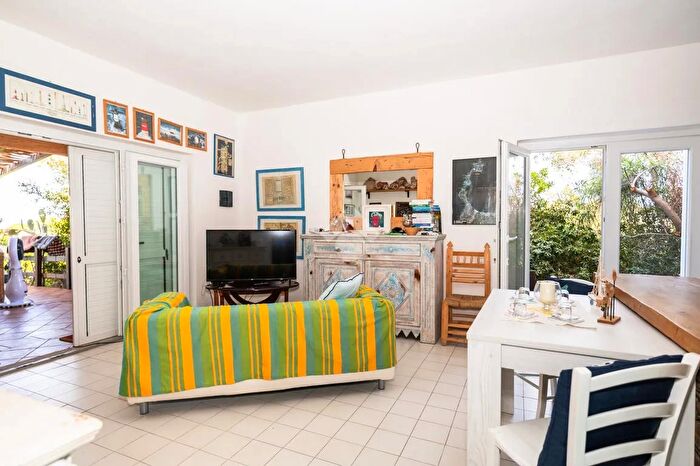 Casa con 5 locali in vendita in Via Campu Beddu, Stintino