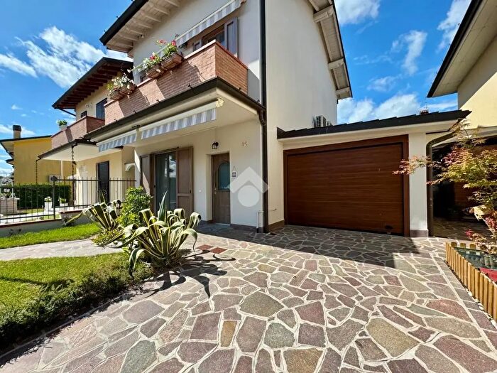 Casa quadrilocale in vendita in Via dei Sucur, Quintano