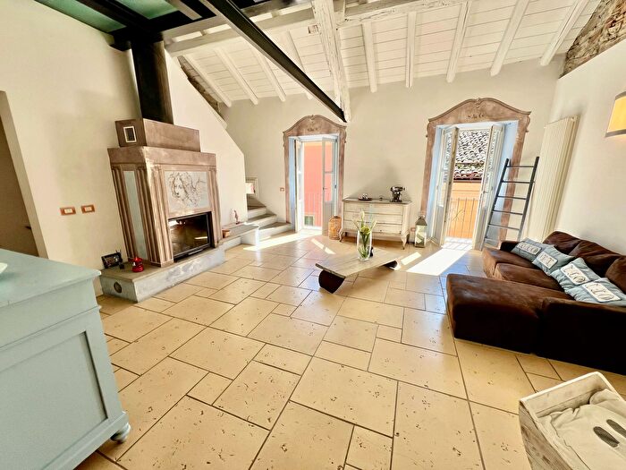 Appartamento con 6 locali in vendita in Via Cairoli, Ovada