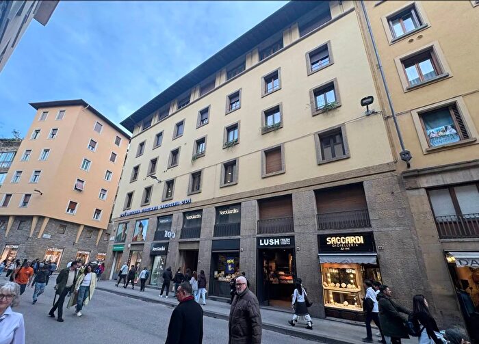 Appartamento trilocale in vendita in Via Por Santa Maria Firenze, Firenze