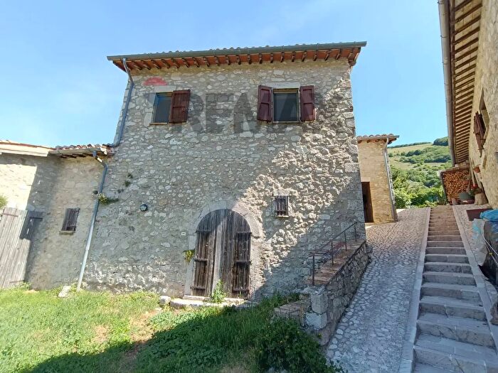 Casa quadrilocale in vendita in Gavelli, Sant'Anatolia Di Narco