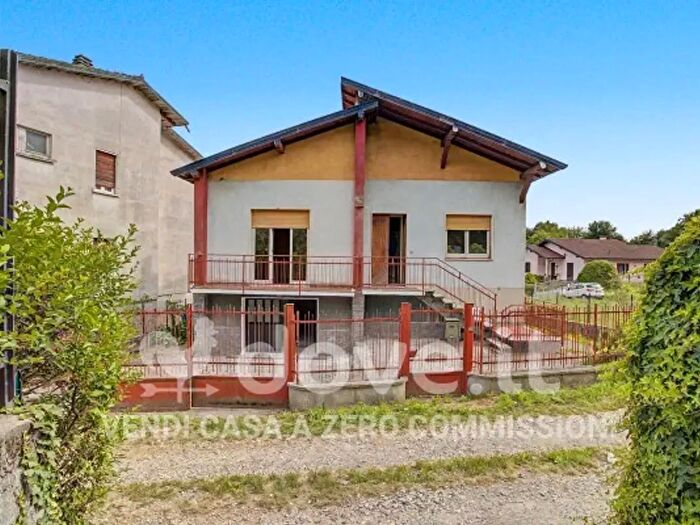 Casa quadrilocale in vendita in Vicolo ai Pioppi, Laveno Mombello