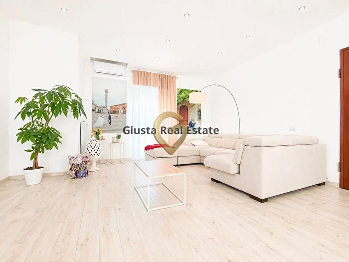 Appartamento quadrilocale in vendita in Piazza Giorgio Morandi, Brindisi