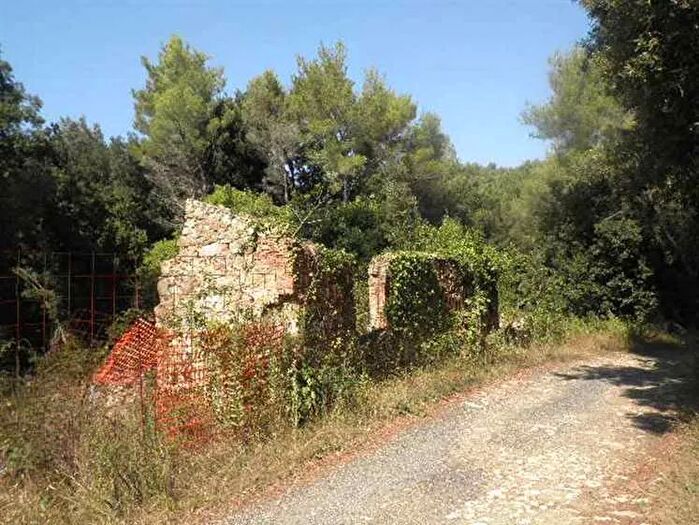 Casa con 8 locali in vendita in Rosignano Marittimo