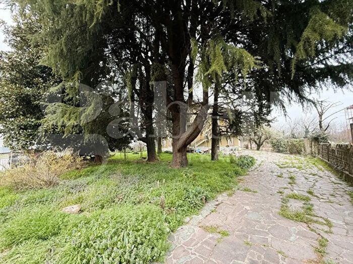 Casa con 7 locali in vendita in Gerenzano