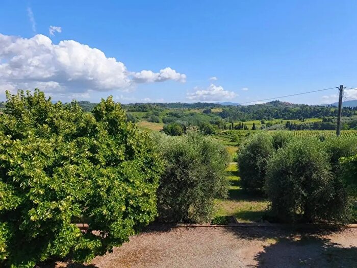 Casa con 10 locali in vendita in Terricciola