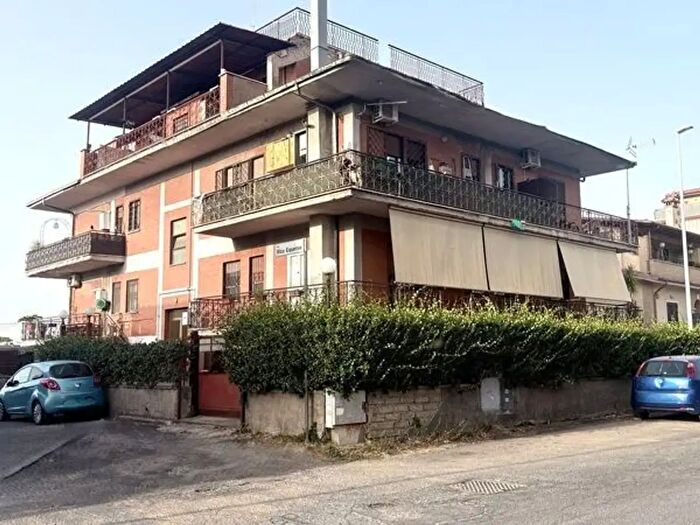 Appartamento quadrilocale in vendita in Via Vico Equense, Roma