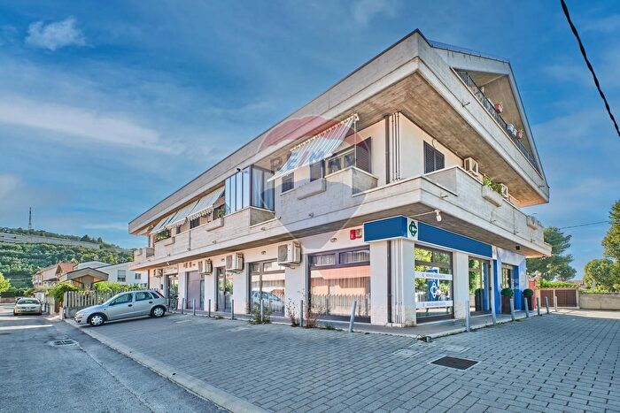 Appartamento con 7 locali in vendita in Contrada Pretaro, Francavilla Al Mare