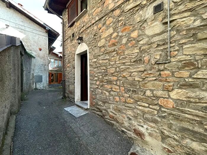 Appartamento trilocale in vendita in Via Garibaldi, Cuasso Al Monte