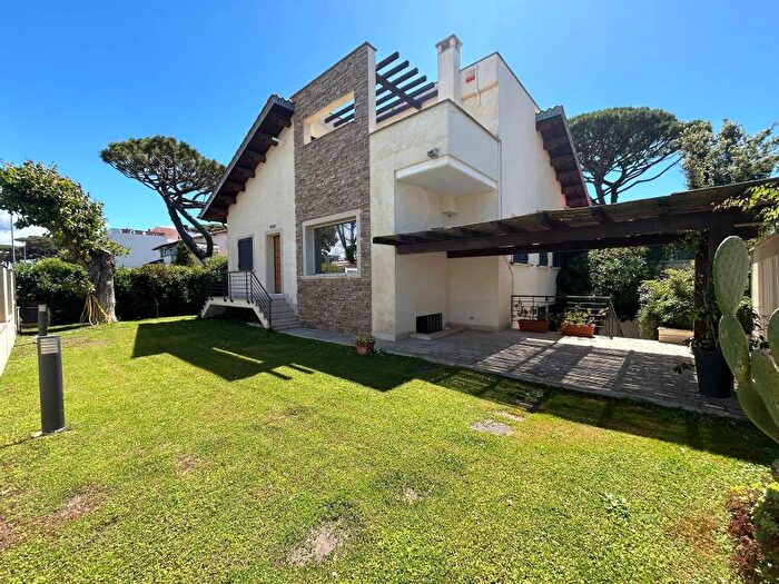 Casa con 6 locali in affitto in Via Bussana, Fregene, Fiumicino