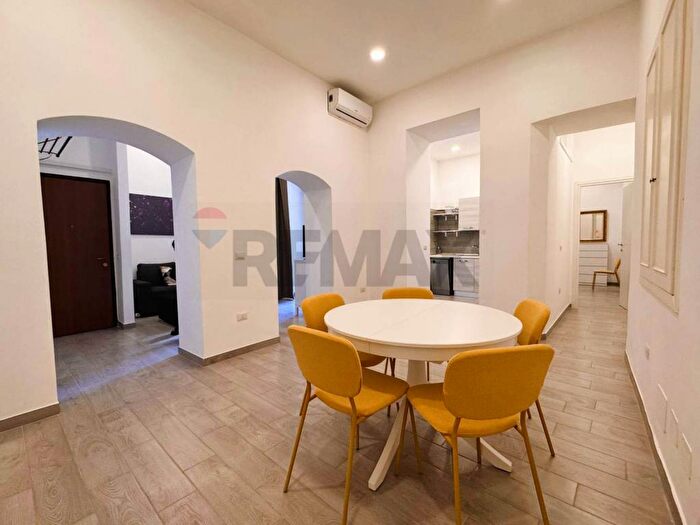 Appartamento trilocale in affitto in Via Beniamino Cesi, Vomero, Napoli