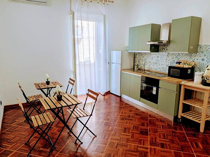 Appartamento trilocale in affitto in Via Giacinto Gigante, Arenella, Napoli