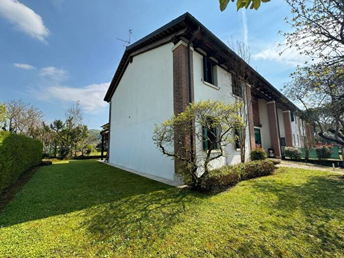 Casa con 6 locali in affitto in Viale SantAgostino, Ferrovieri SantAgostino, Vicenza
