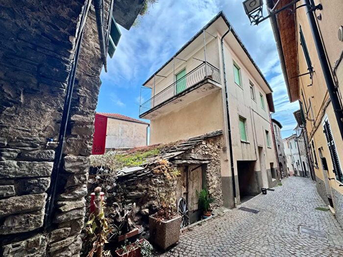 Casa con 6 locali in vendita in Via Federico Bianco di San Secondo, Aurigo