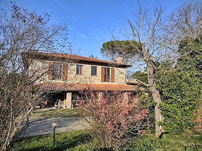 Casa con 6 locali in vendita in Fabro