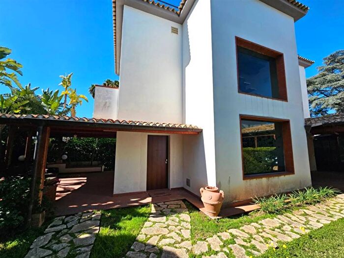 Casa con 6 locali in affitto in Fontane Bianche, Siracusa