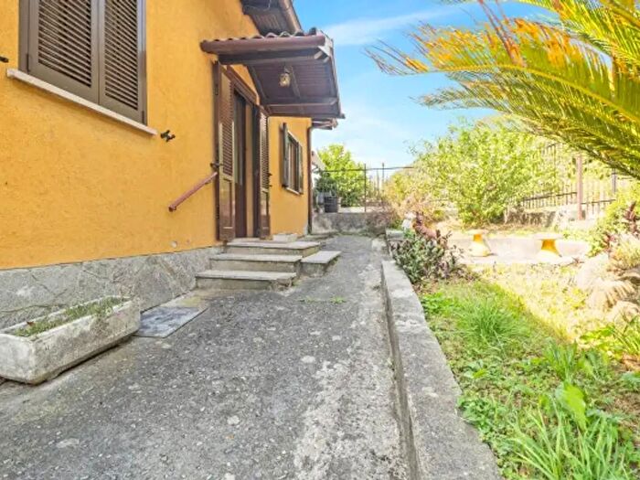 Casa trilocale in vendita in Via Monastero, Dervio