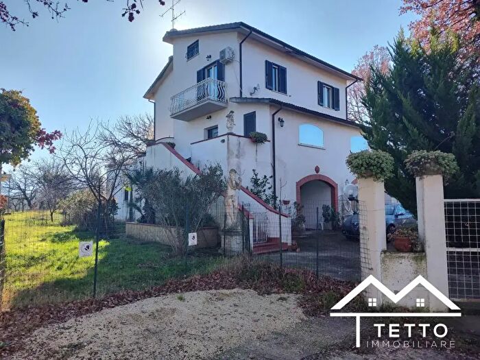 Casa con 6 locali in vendita in Poggio Nativo